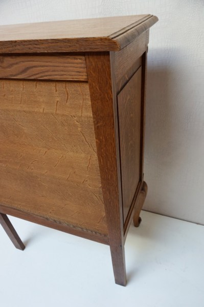 Vintage Queen-Ann-eiken-ladekastje-commode-dressoir-nachtkastje-badkamerkast-Louis-XV